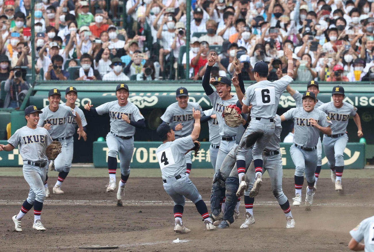 悲願の優勝を決め喜びを爆発させる仙台育英ナイン（撮影・上田博志）
