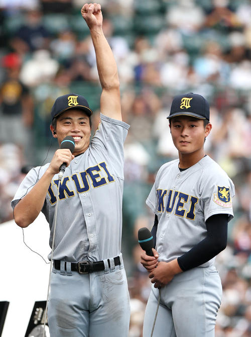 下関国際対仙台育英　仙台育英の佐藤主将（左）は優勝インタビューでスタンドへ向かってポーズを決める。右は斎藤蓉（撮影・上山淳一）