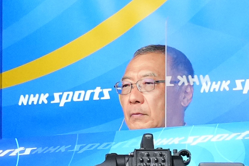 下関国際対仙台育英　グラウンドを見つめる大矢正成さん（撮影・横山健太）
