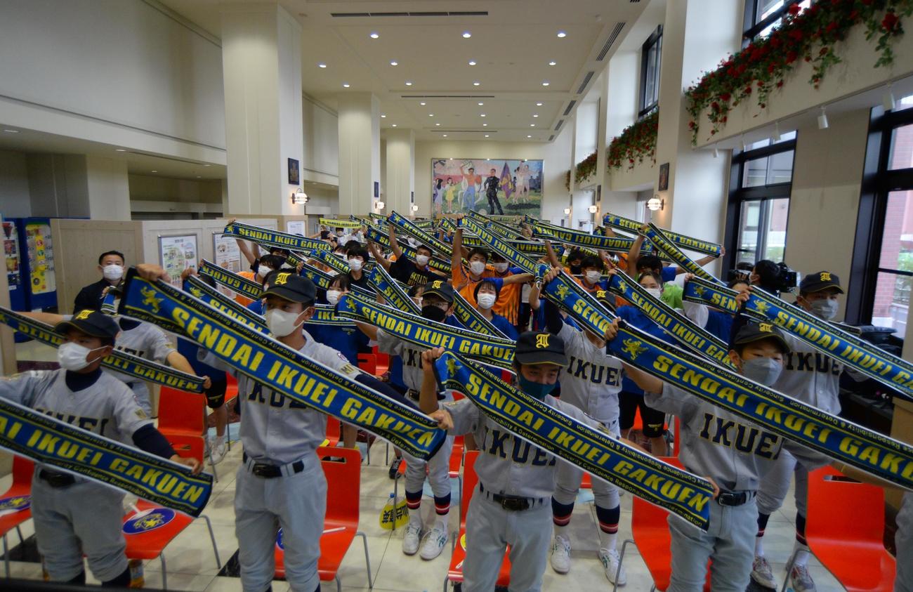 優勝に、応援タオルを掲げて喜ぶ生徒たち