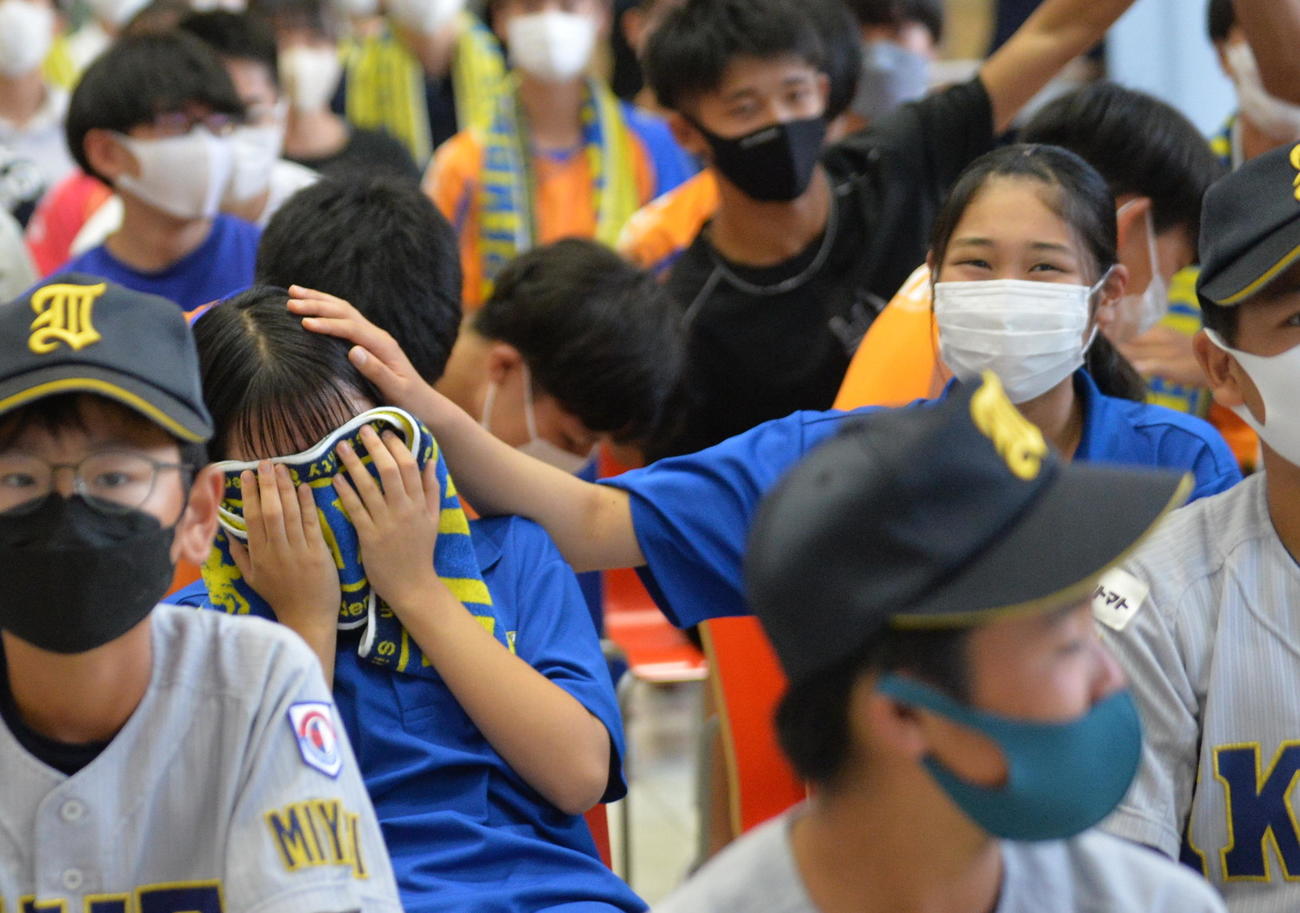 仙台育英の優勝が決まり、佐藤寧さん（左）は涙（撮影・濱本神威）
