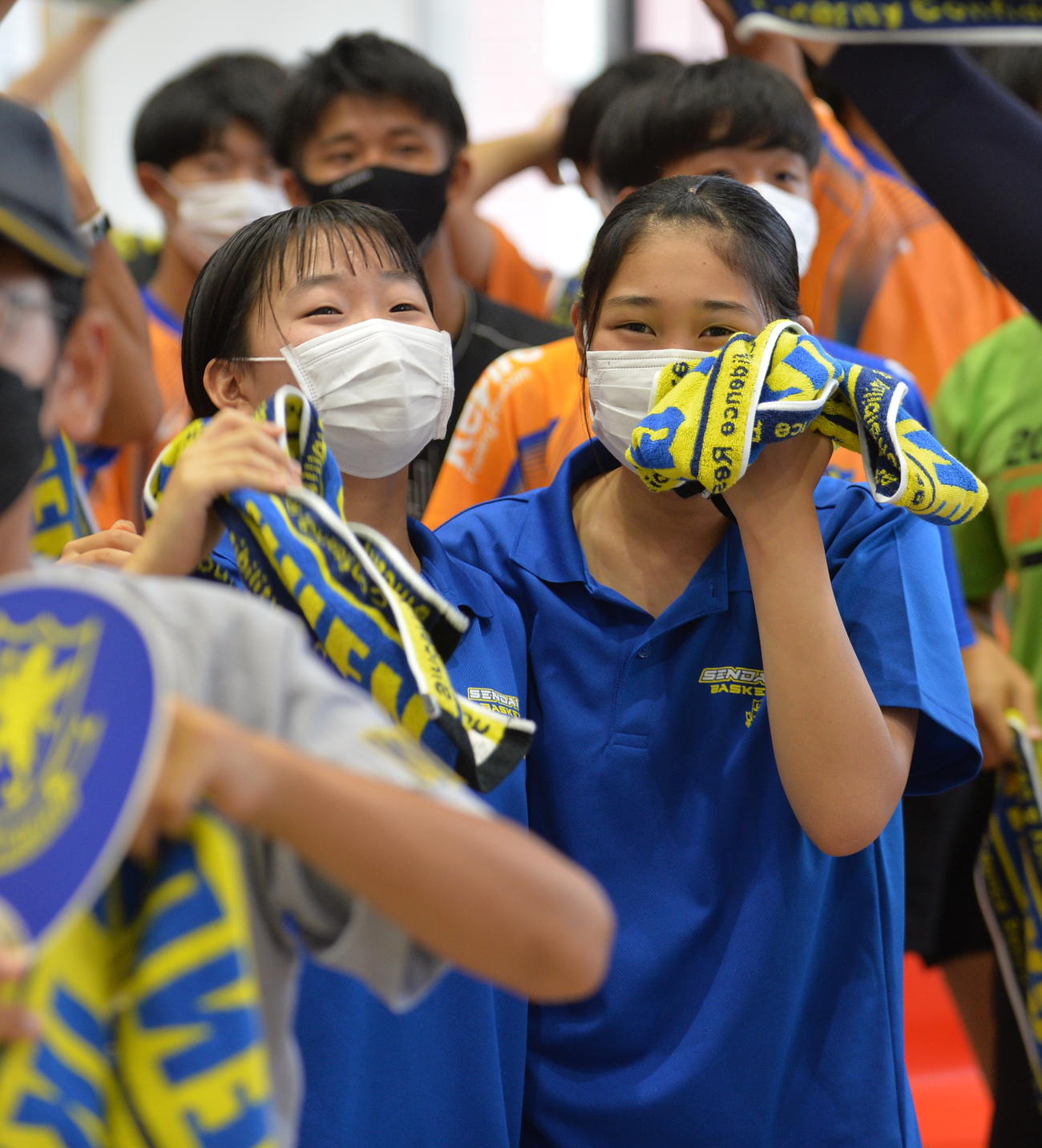 優勝の瞬間、涙を流して喜ぶバスケットボール部の佐藤寧さん（左）と鈴木ひいろさん