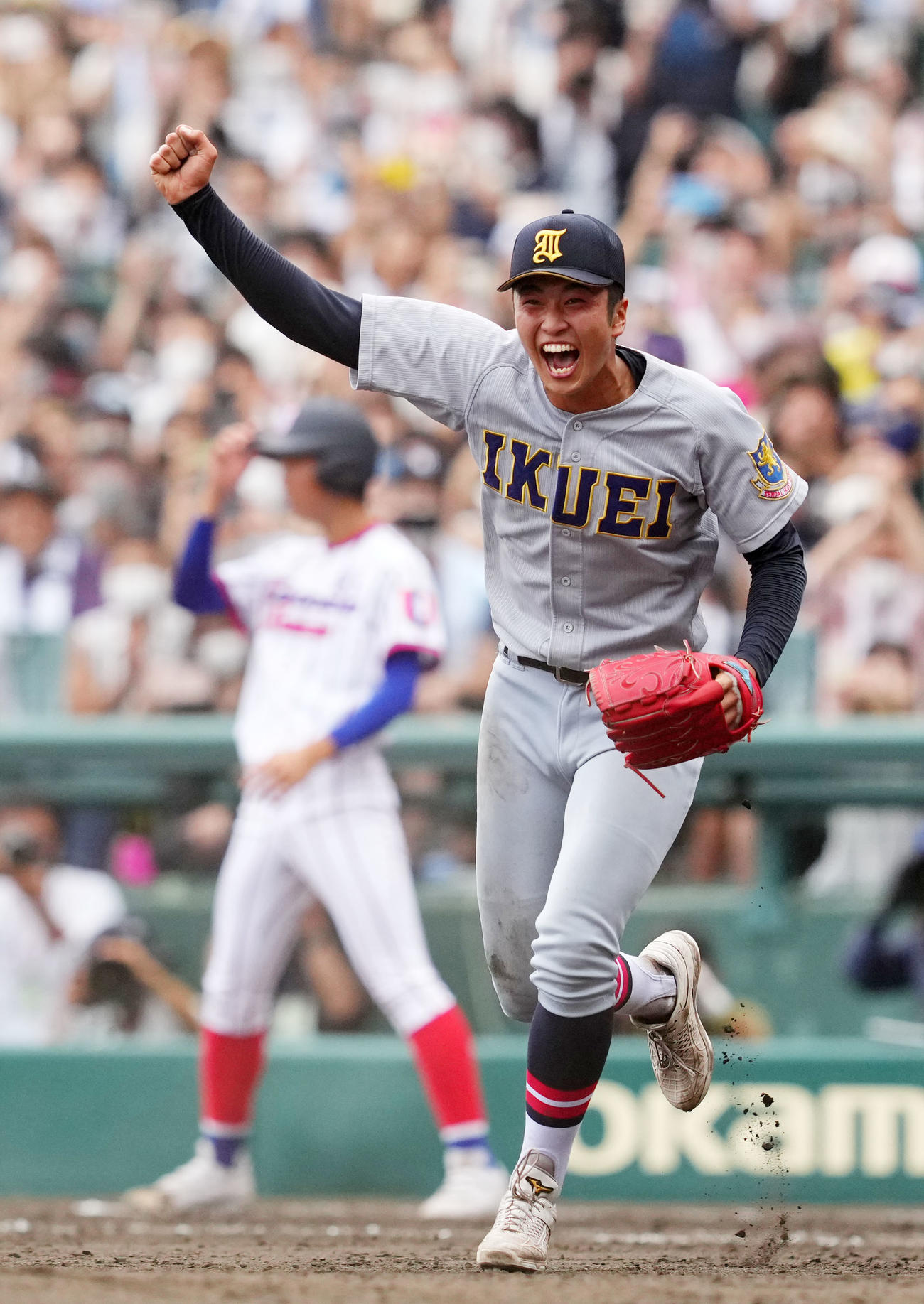 優勝を果たしガッツポーズする仙台育英2番手の高橋煌稀（撮影・横山健太）