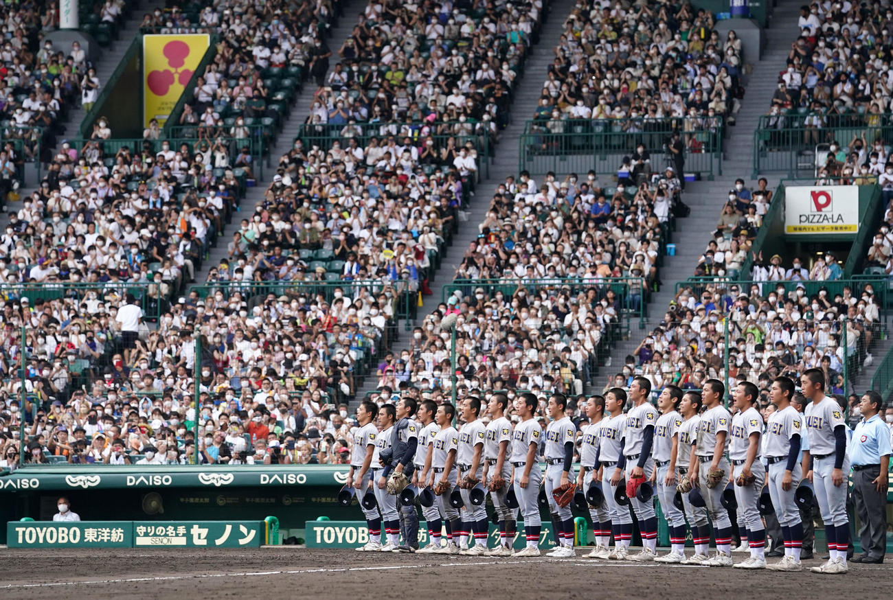 下関国際対仙台育英　優勝を果たし整列する仙台育英ナイン（撮影・横山健太）