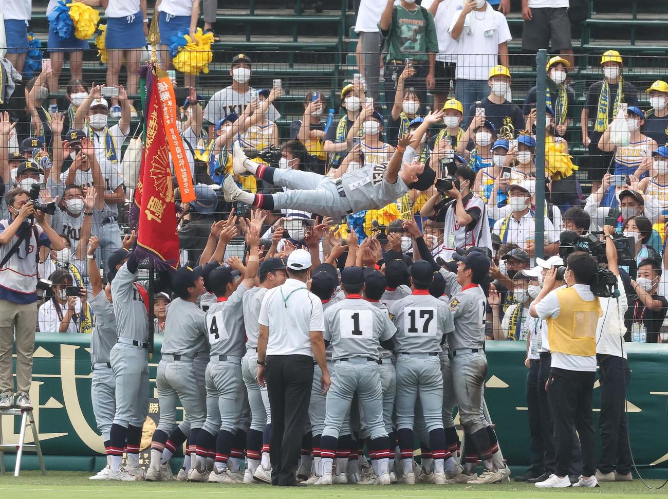 仙台育英対下関国際　ナインから胴上げされる仙台育英・須江航監督（撮影・上田博志）