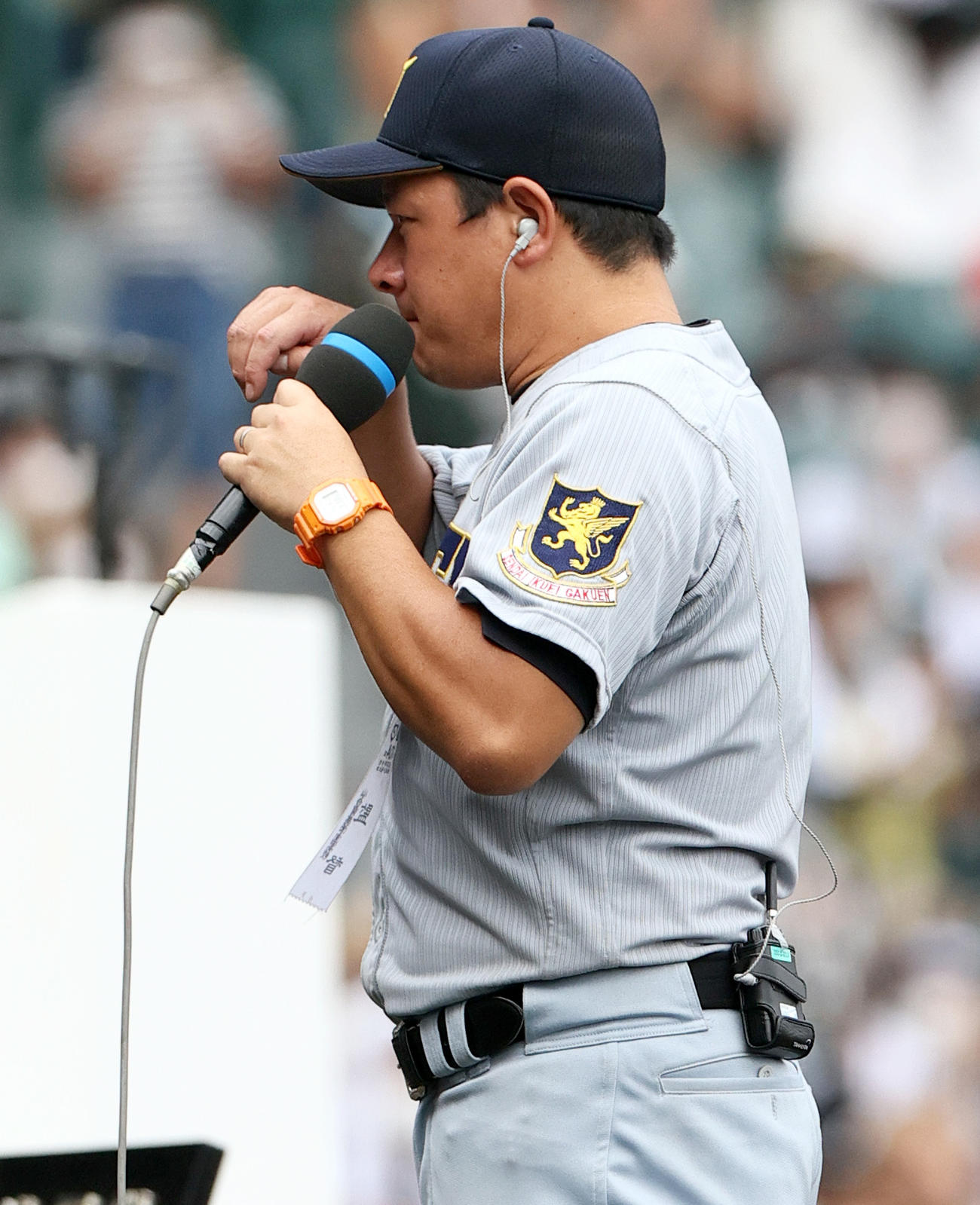 仙台育英対下関国際　仙台育英の須江監督は優勝インタビューで涙ぐむ（撮影・上山淳一）