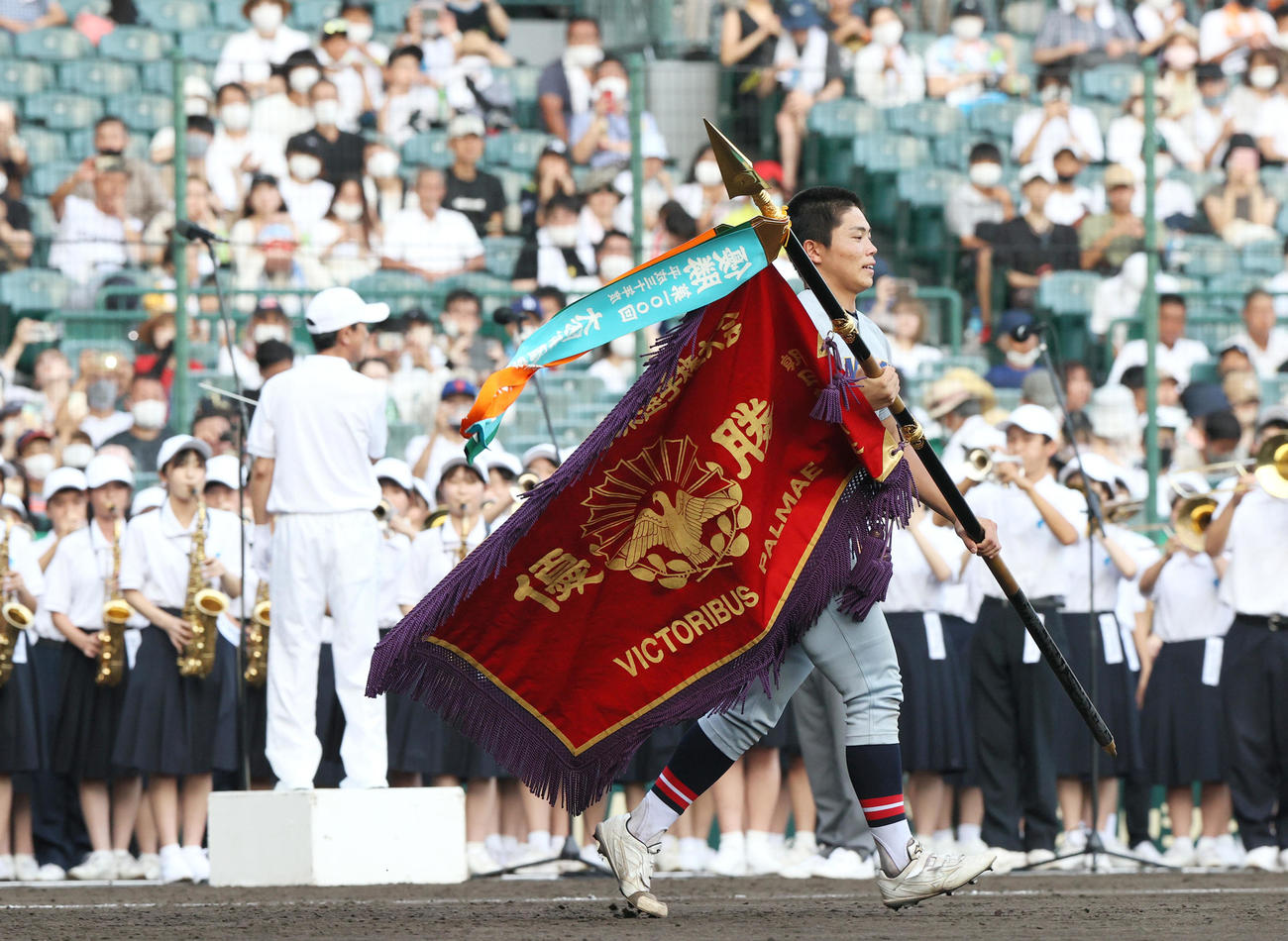 仙台育英対下関国際　優勝旗を手にする仙台育英の佐藤主将（撮影・上山淳一）