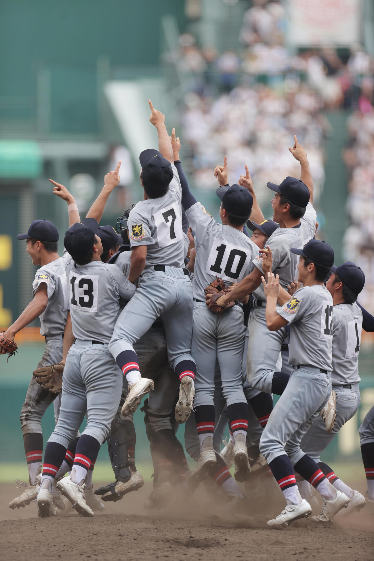 下関国際対仙台育英　下関国際を破り優勝し、歓喜する仙台育英ナイン（撮影・前田充）