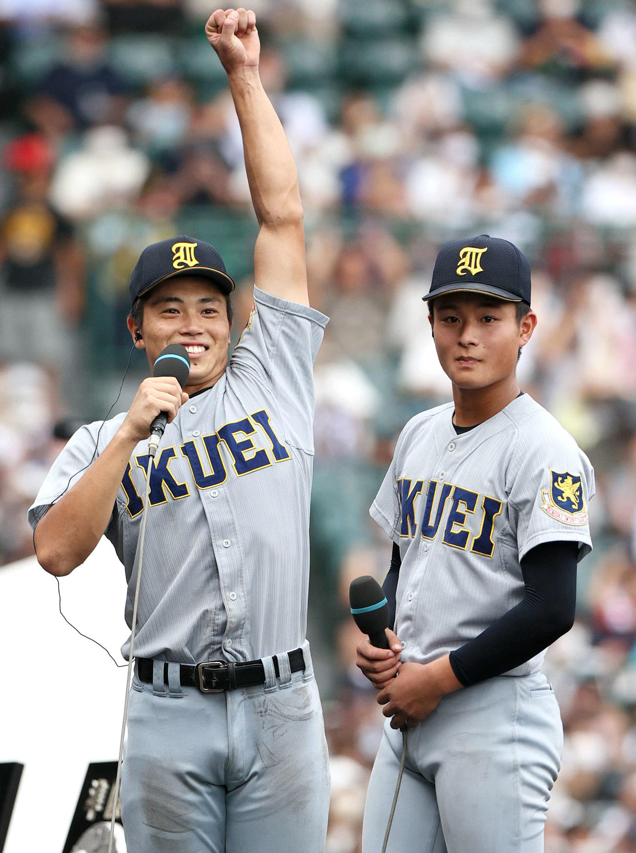 下関国際対仙台育英　仙台育英の佐藤主将（左）は優勝インタビューでスタンドへ向かってポーズを決める。右は斎藤蓉（撮影・上山淳一）