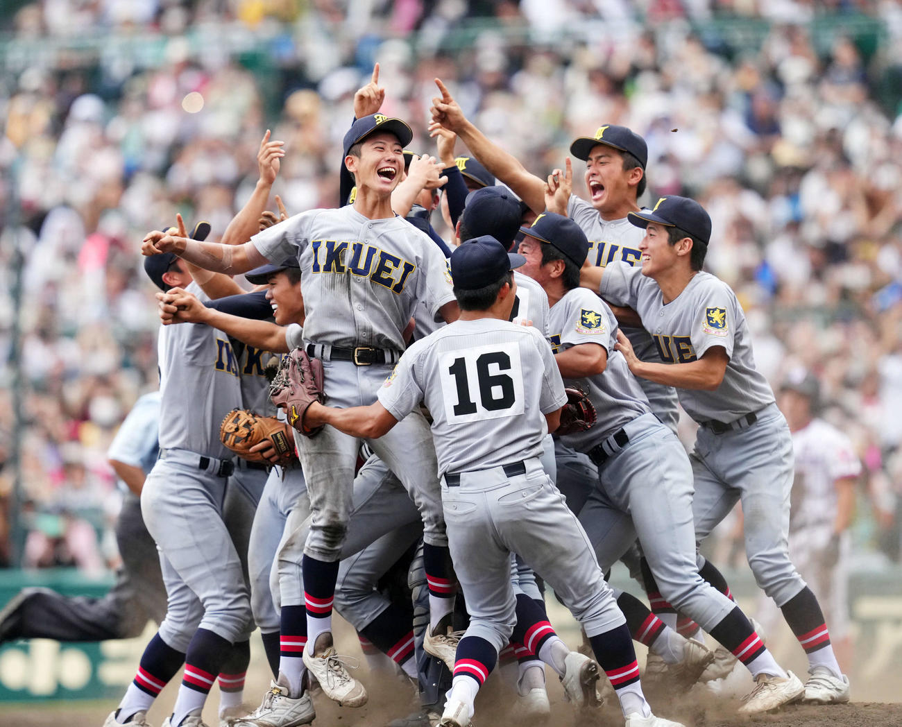 下関国際対仙台育英　優勝を果たし歓喜する仙台育英ナイン（撮影・横山健太）