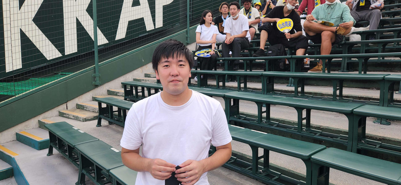 仙台育英アルプスで後輩たちに声援を送るOBで元オリックスの佐藤世那さん（撮影・保坂淑子）