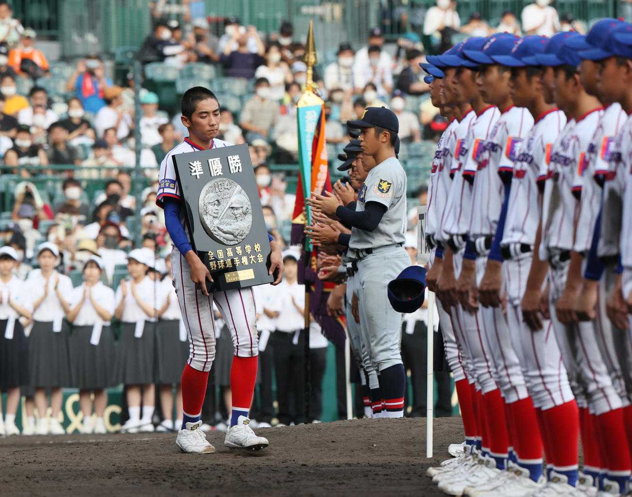 仙台育英対下関国際　下関国際・山下主将は準優勝盾を持ち列に戻る（撮影・上山淳一）