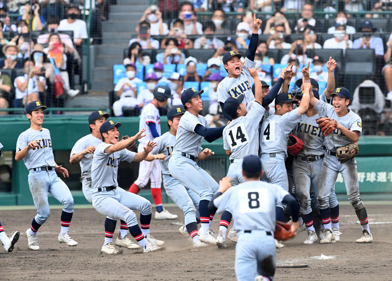 マウンドに集って喜ぶ仙台育英ナイン（撮影・前岡正明）