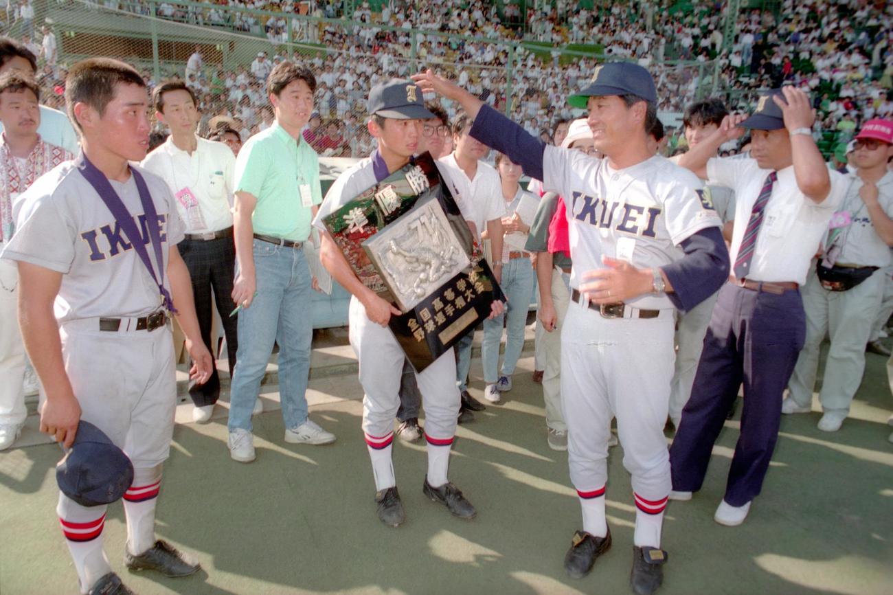1989年8月、第71回全国高校野球選手権　決勝　帝京2－0仙台育英（延長10回）　「よくやった」と準優勝盾を持った高橋左和明主将の頭をなでる仙台育英・竹田利秋監督