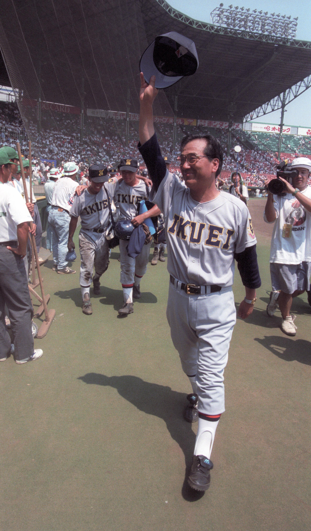 95年8月、敗れた仙台育英・竹田監督はこの試合で勇退、手を振って甲子園を後にする　