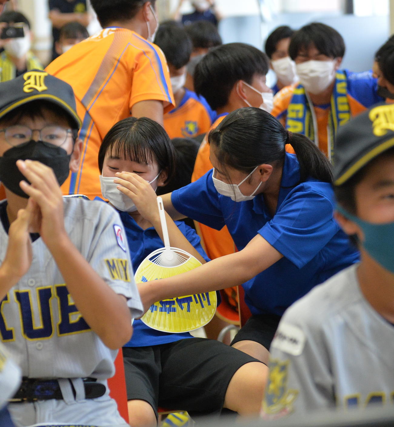 仙台育英の優勝が決まり、涙を流す佐藤さん（左）を鈴木さんがなだめる（撮影・濱本神威）