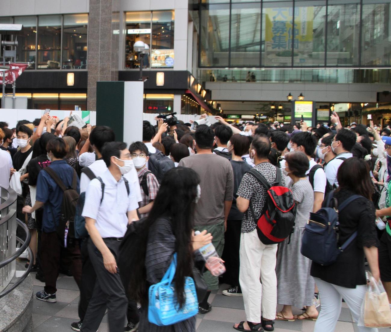 仙台駅前には「仙台育英優勝」の号外を手にしようと多くの人が集まった