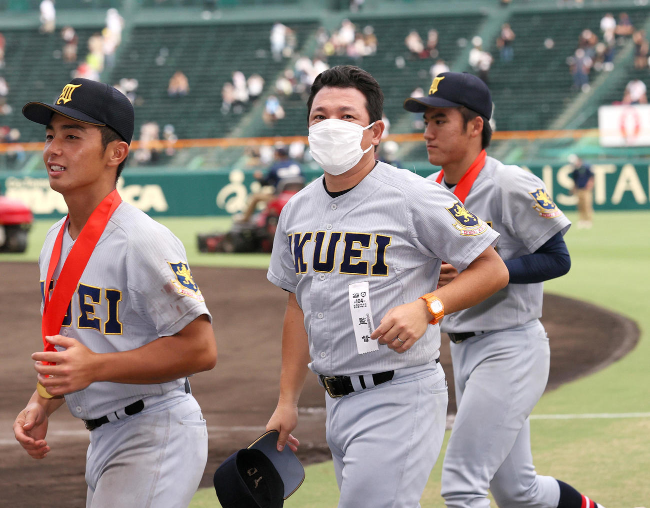 仙台育英対下関国際　初優勝し、ナインから胴上げされ笑顔を見せる仙台育英の須江航監督（中央）（撮影・上山淳一）