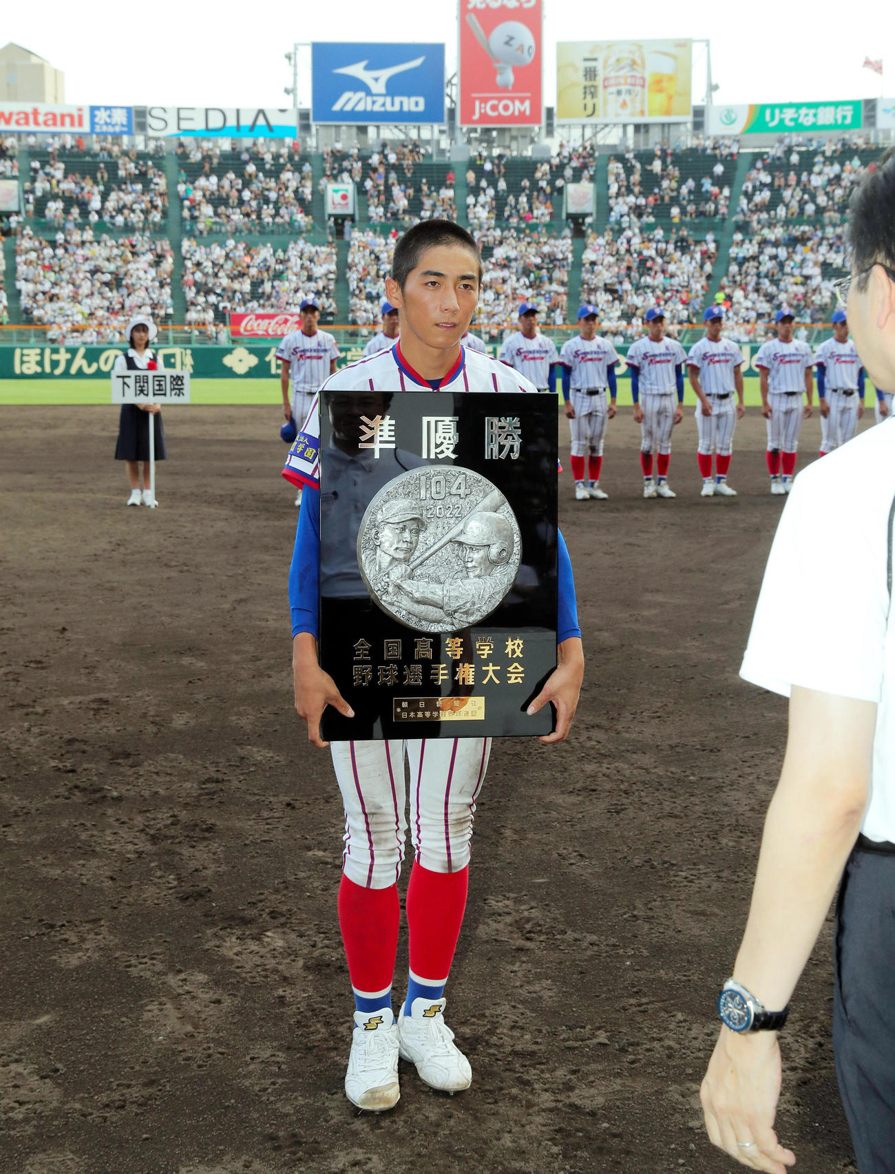第104回全国高校野球選手権大会　準優勝盾を授与される下関国際の山下世虎主将（代表撮影）＝2022年8月22日、甲子園球場