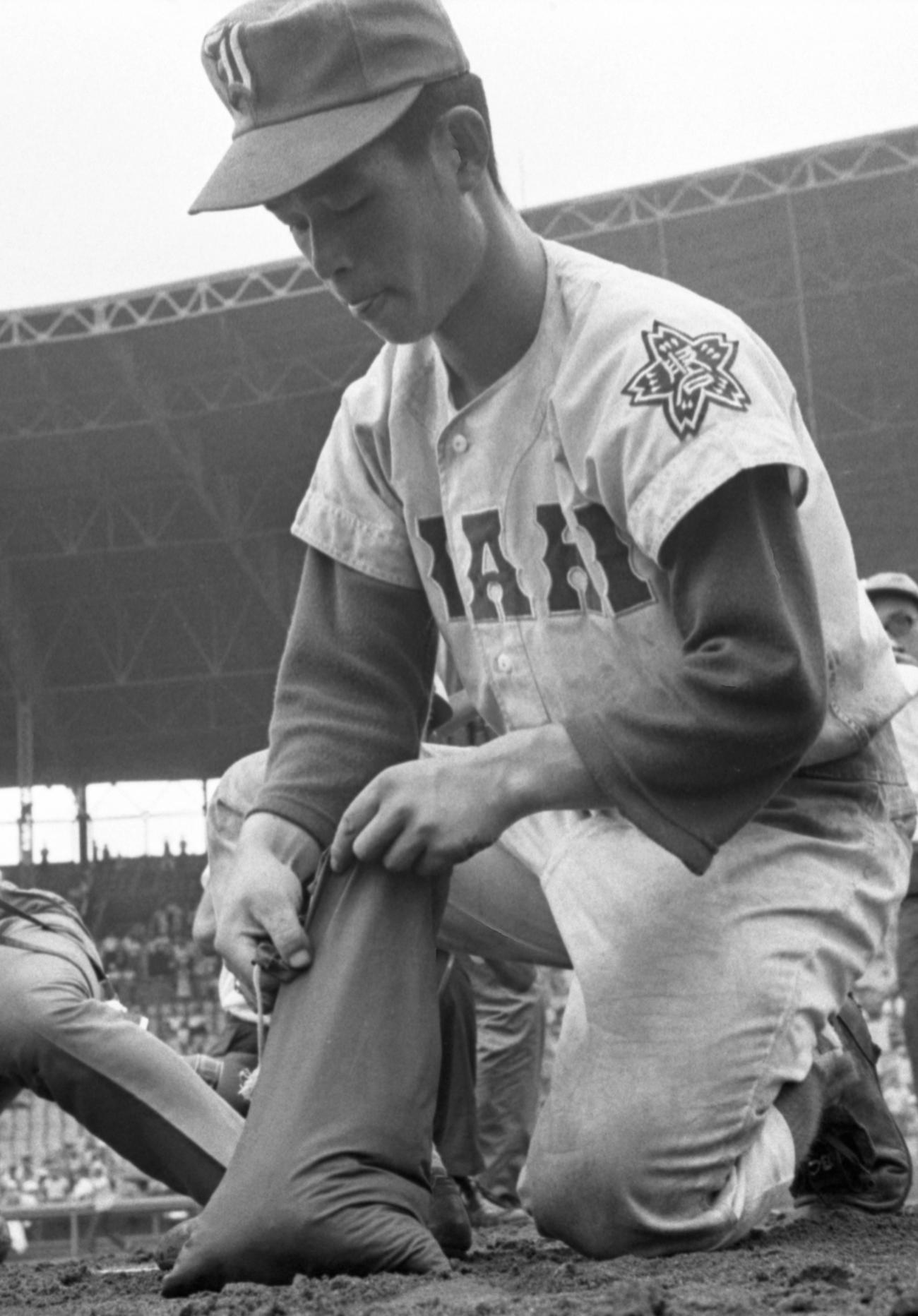 1971年、決勝で神奈川・桐蔭学園に敗れ、マウンドの砂を袋に詰める福島・磐城の田村隆寿投手（共同）
