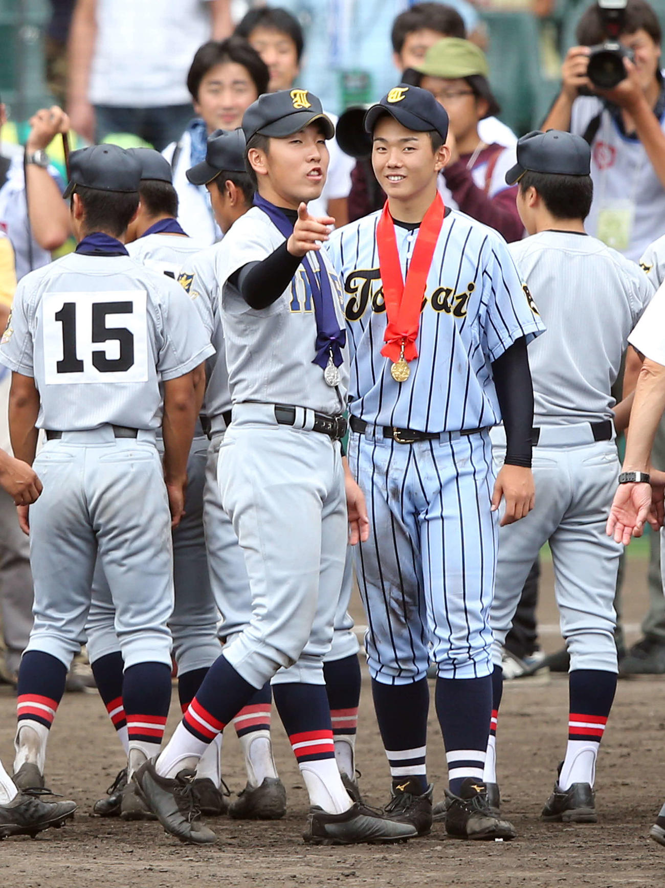 第97回全国高校野球・決勝　東海大相模対仙台育英　閉会式後の記念撮影を終え、談笑する仙台育英・佐藤世那（左）と東海大相模・小笠原慎之介（2015年8月20日）