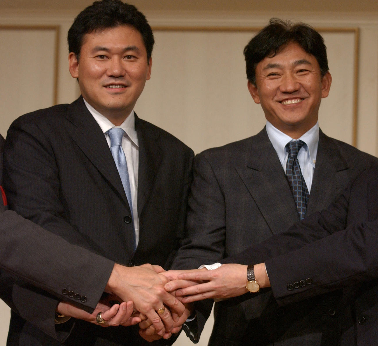 楽天三木谷浩史社長（左）は田尾安志監督と和やかに握手する（2004年11月2日）