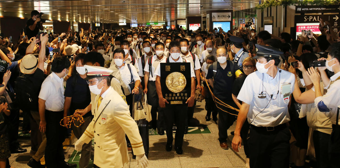 日本一となり仙台駅に凱旋（がいせん）した仙台育英の選手たち（撮影・野上伸悟）