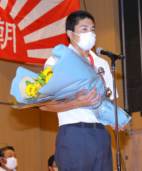 仙台に到着し宮城野校舎で行われた優勝報告会であいさつする仙台育英・佐藤主将（撮影・野上伸悟）