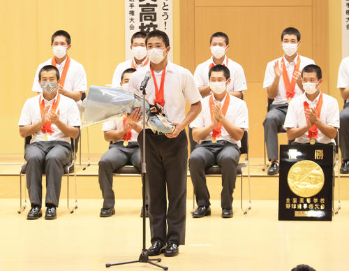優勝報告会であいさつする仙台育英・佐藤主将（中央）（撮影・足立雅史）
