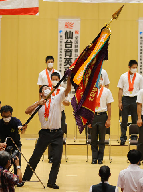 仙台に到着し宮城野校舎で行われた優勝報告会で、優勝旗を手にする仙台育英・佐藤主将（撮影・野上伸悟）