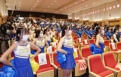 優勝報告会に臨んだ仙台育英のチアチームら（撮影・足立雅史）