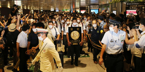 日本一となり仙台駅に凱旋（がいせん）した仙台育英の選手たち（撮影・野上伸悟）