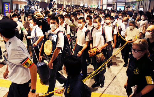 日本一となり仙台駅に凱旋（がいせん）した仙台育英の選手たち（撮影・野上伸悟）