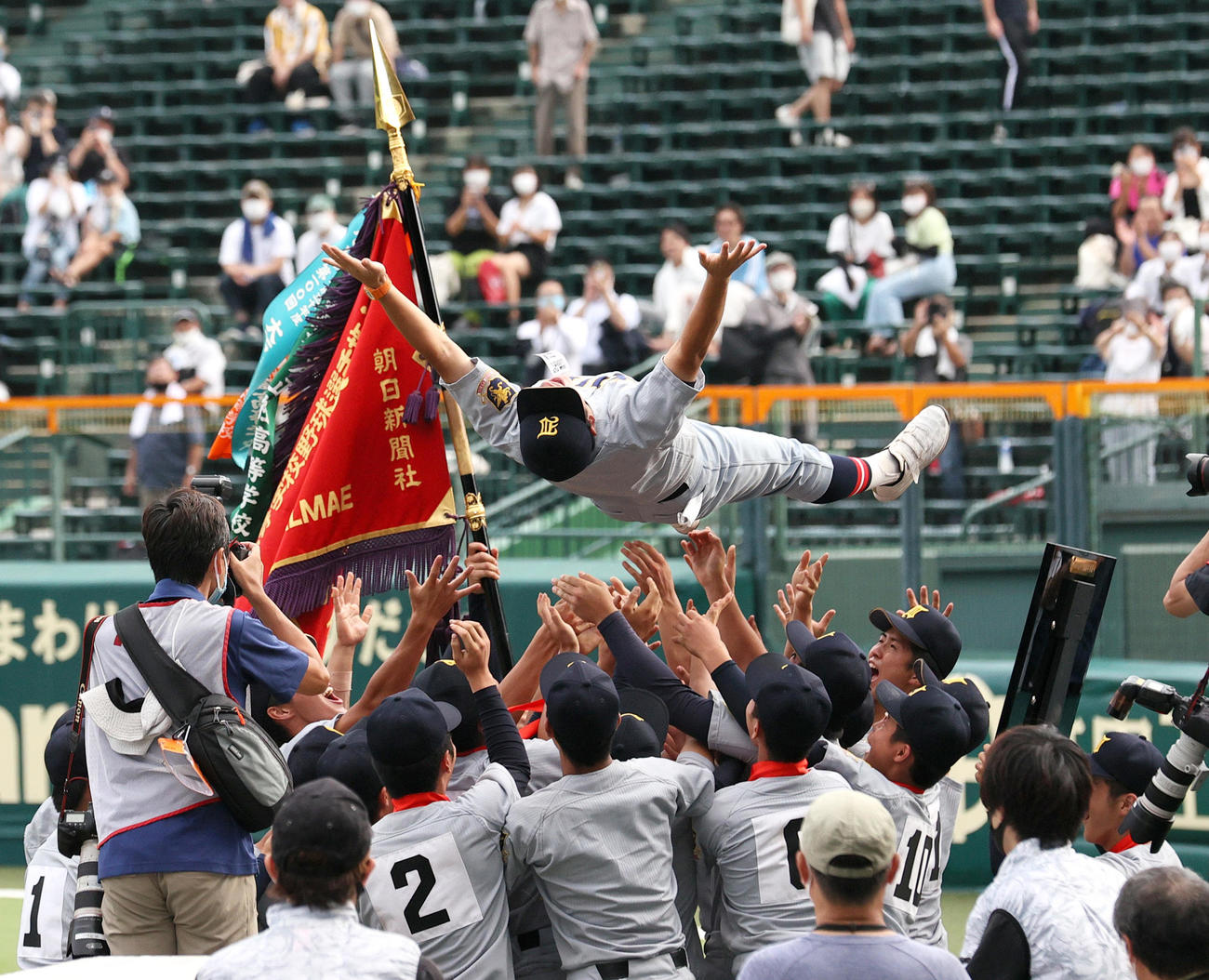 第104回全国高等学校野球選手権大会・決勝戦　初優勝し、ナインから胴上げされる仙台育英の須江監督（2022年8月22日撮影）