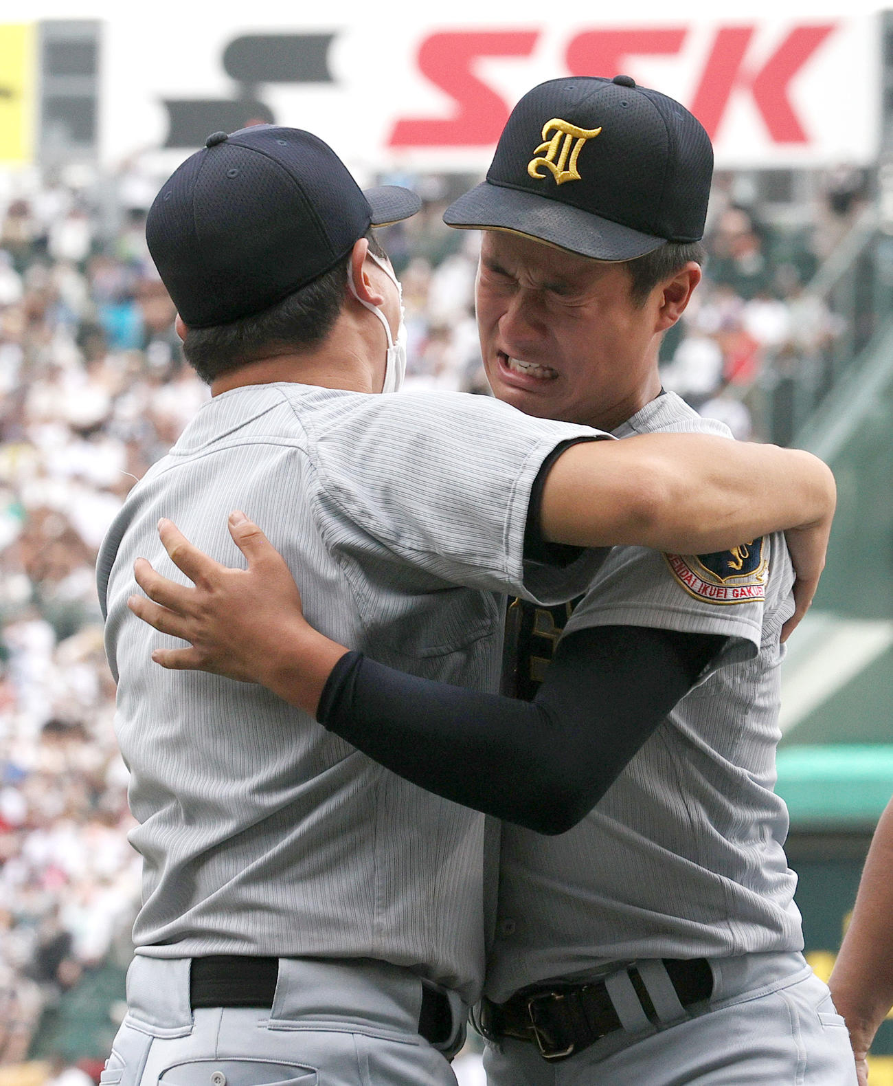第104回全国高等学校野球選手権大会・決勝戦　下関国際に勝利し、初優勝を決めた仙台育英・須江監督（左）と抱き合って涙する斎藤蓉（2022年8月22日撮影）