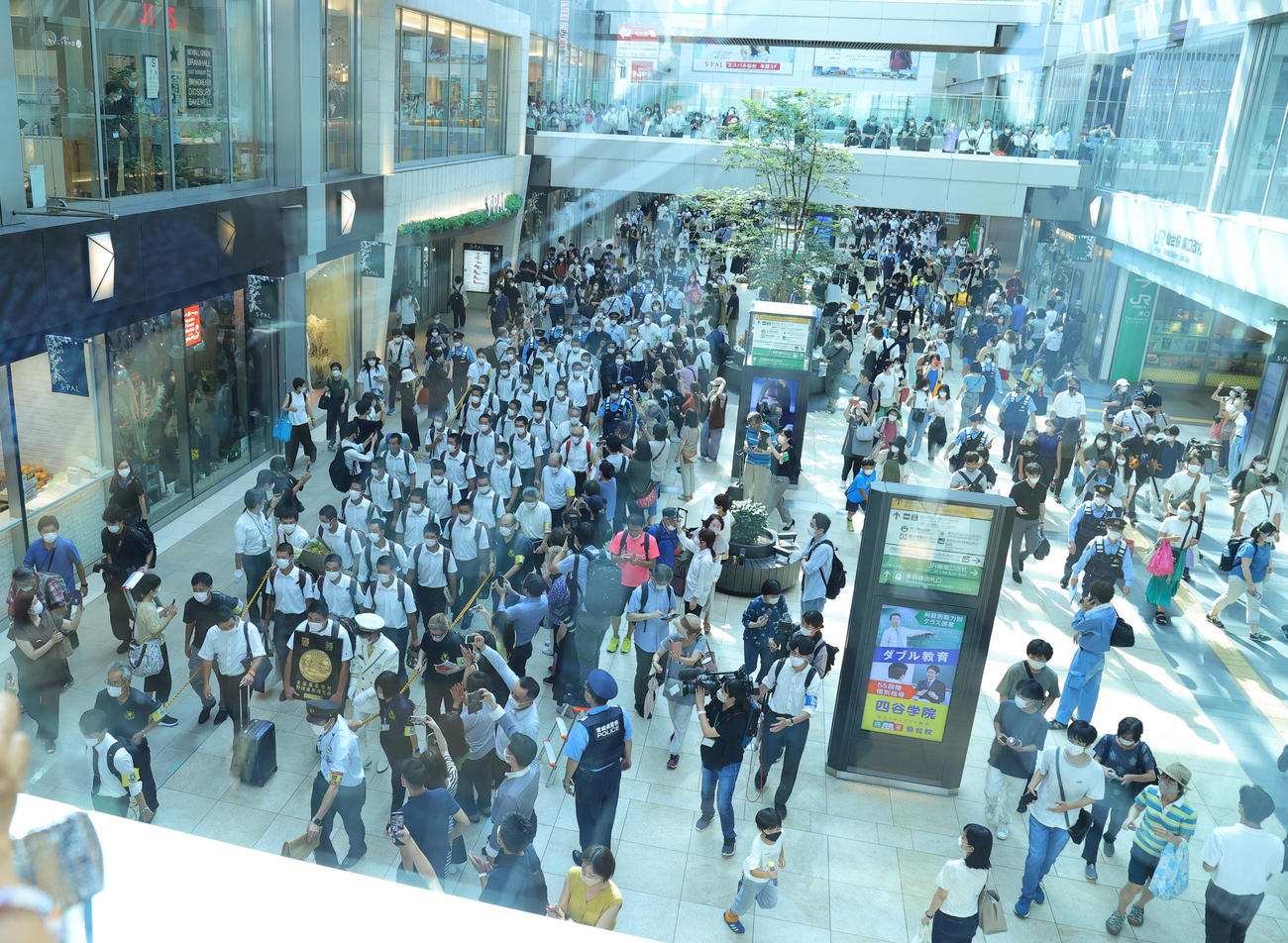 日本一となり仙台駅に凱旋（がいせん）した仙台育英の選手たち（撮影・野上伸悟）