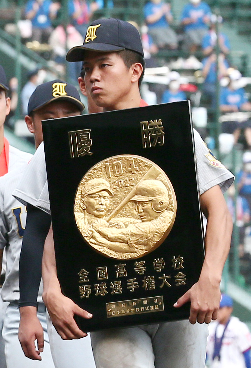 22日、決勝戦を制し、表彰式で優勝盾を持つ仙台育英・洞口優人
