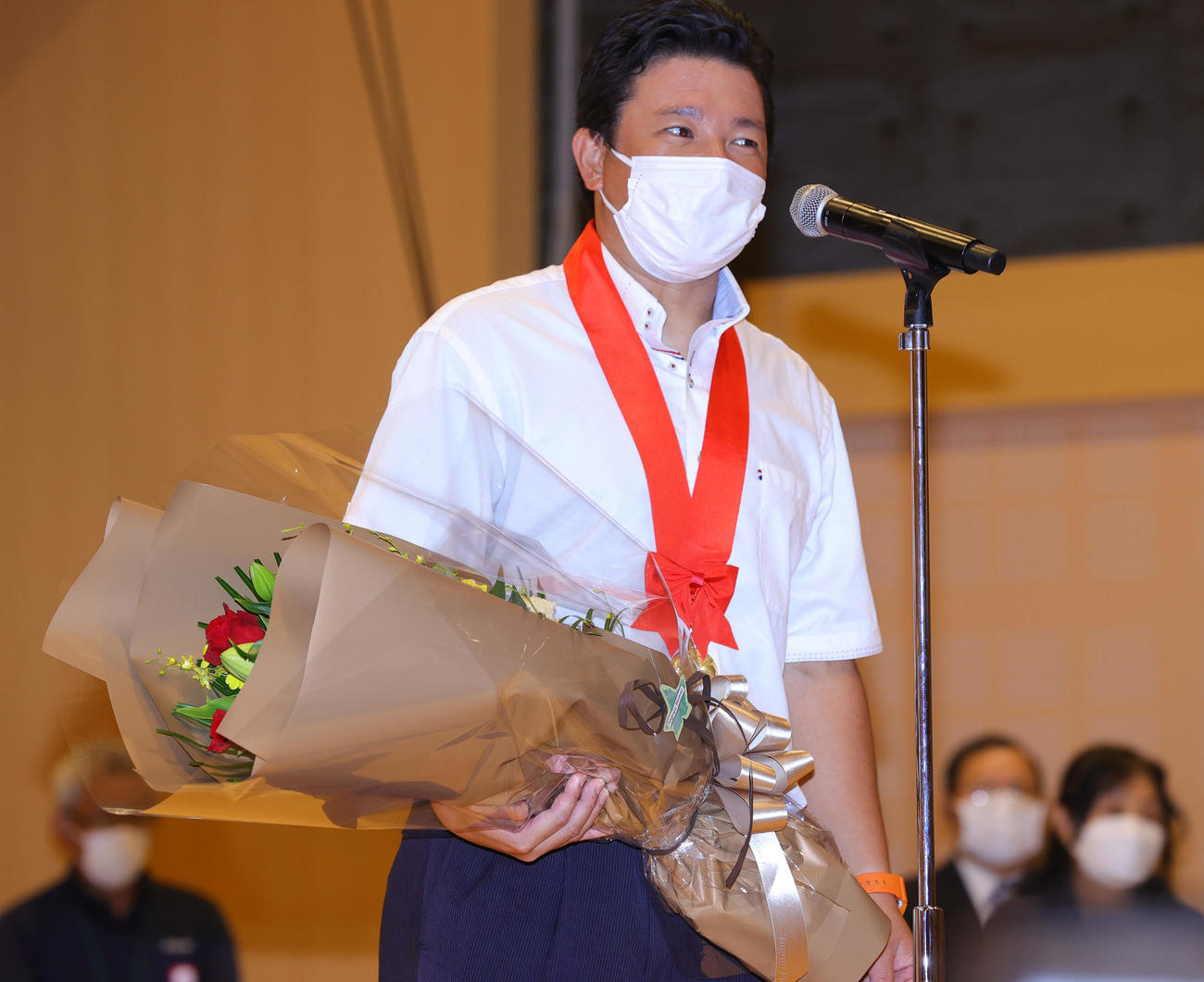 仙台に到着し宮城野校舎で行われた優勝報告会であいさつする仙台育英・須江監督（撮影・野上伸悟）