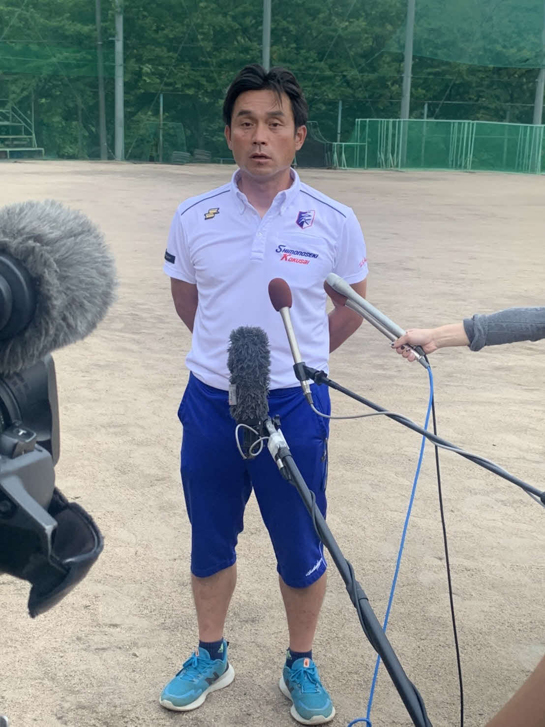 帰校式を終え、取材に応じる下関国際・坂原監督（撮影・只松憲）