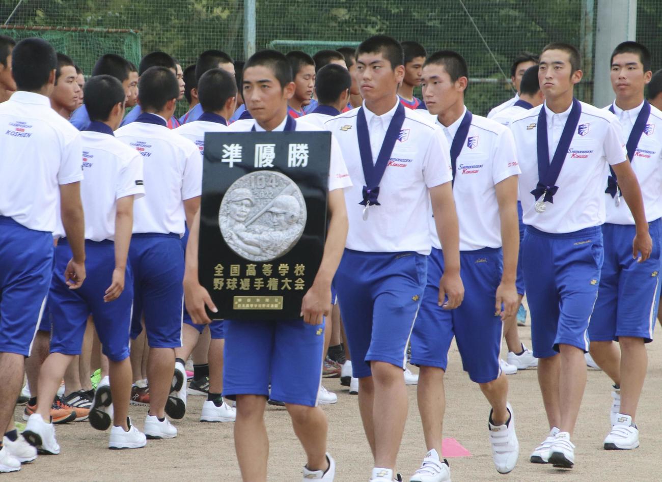 全国高校野球選手権大会で準優勝し、市民の出迎えを受けた下関国際ナイン（共同）