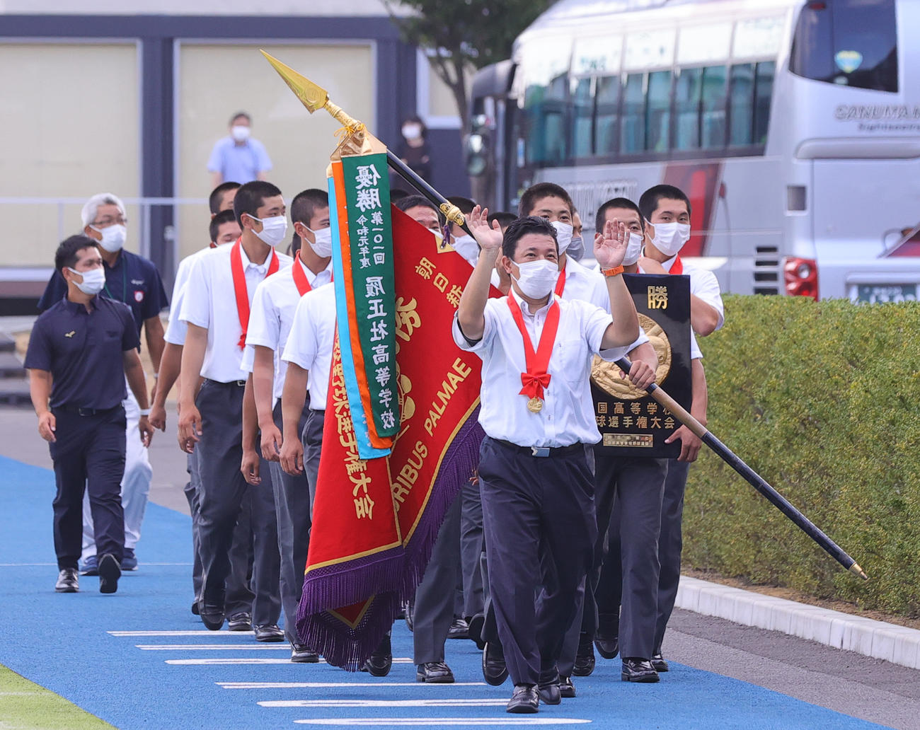 日本一となり宮城野校舎に到着した仙台育英・須江監督（先頭）ら（撮影・野上伸悟）