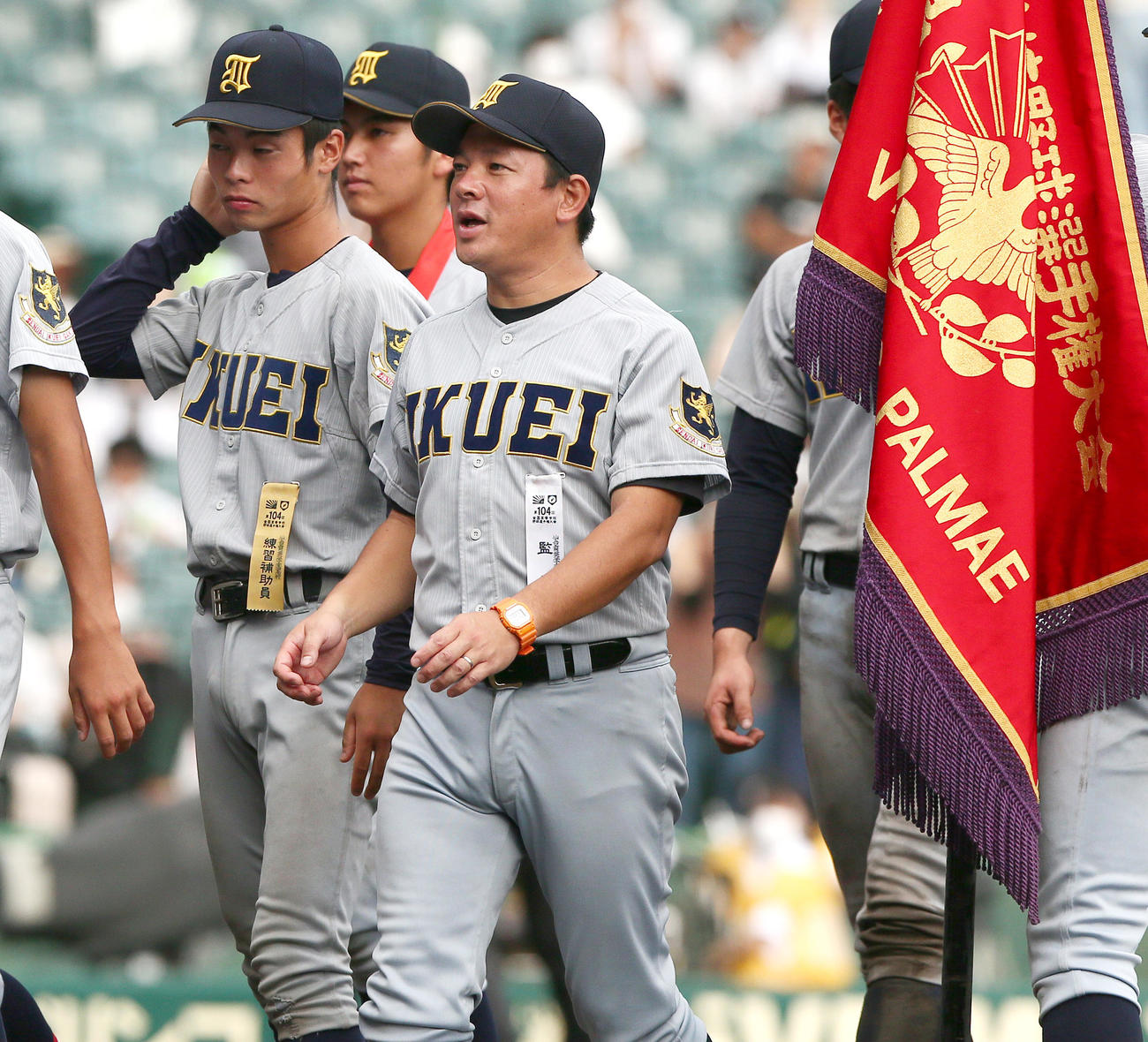 仙台育英対下関国際　初優勝を決めた仙台育英の須江監督（右）（撮影・上山淳一）