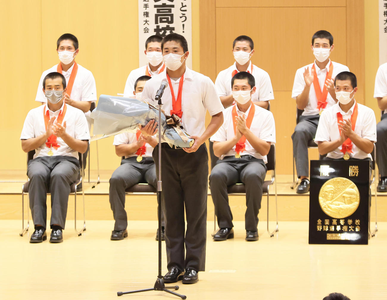 優勝報告会であいさつする仙台育英・佐藤主将（中央）（撮影・足立雅史）