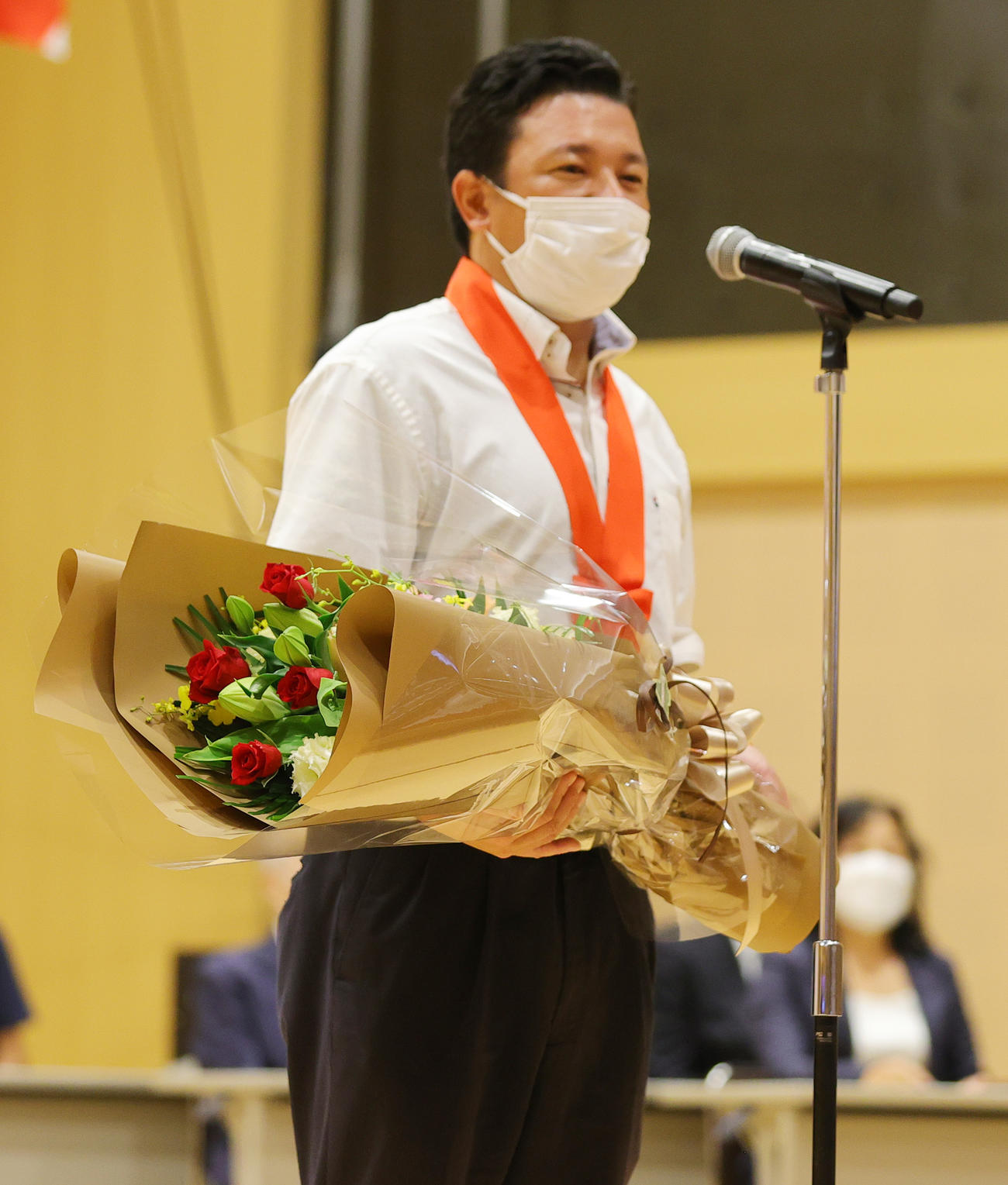 仙台に到着し宮城野校舎で行われた優勝報告会であいさつする仙台育英・須江監督（撮影・野上伸悟）