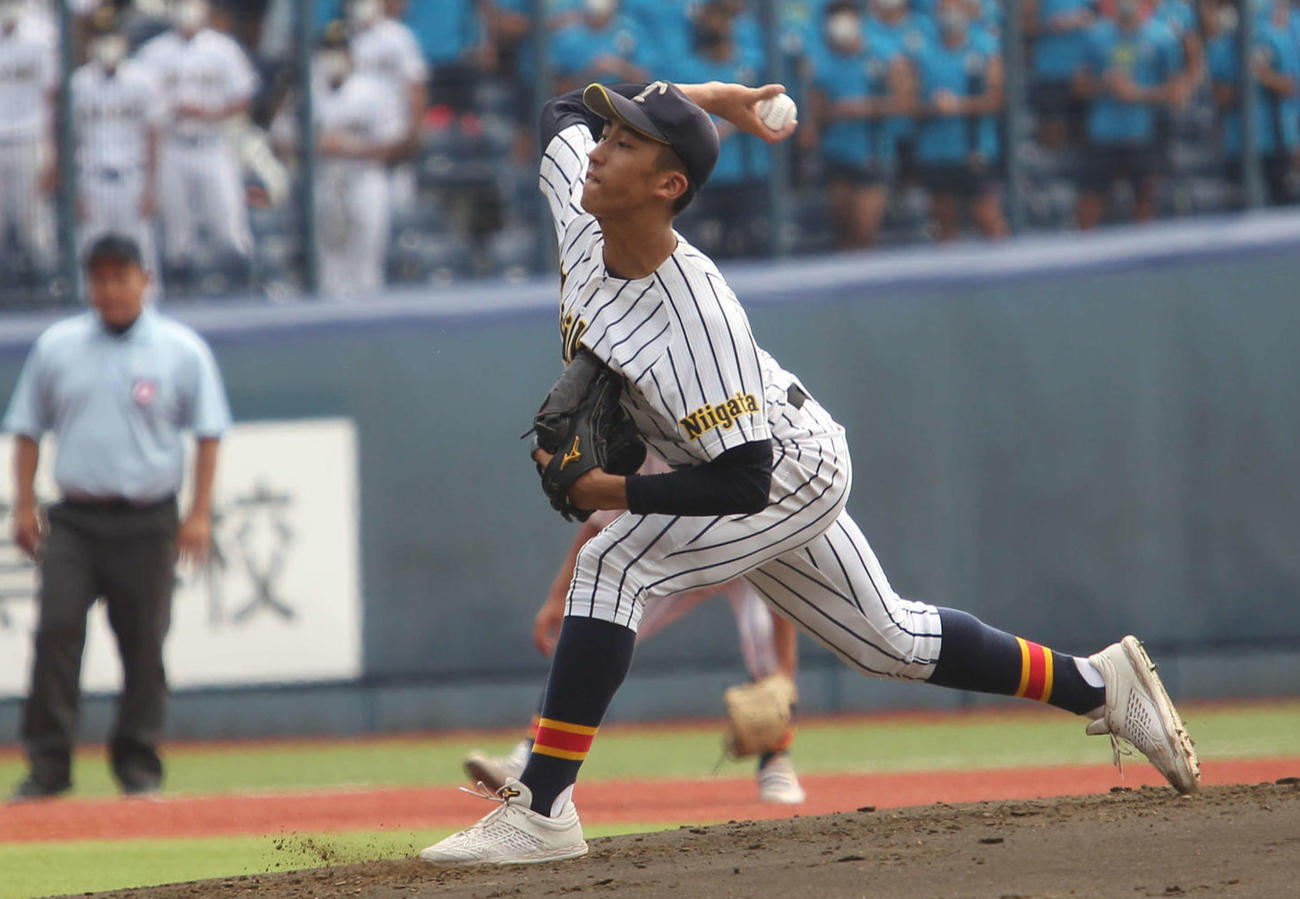 7月28日、新潟大会決勝の日本文理戦で力投する茨木