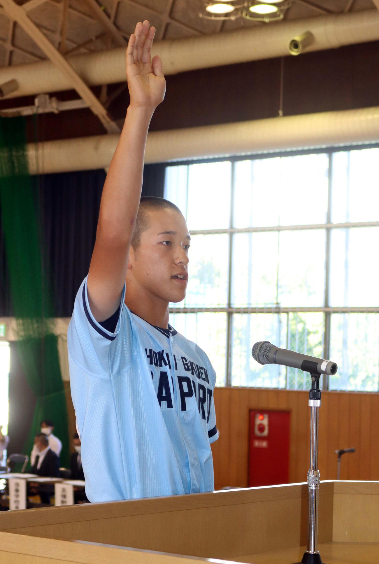 抽選会後の地区開会式で選手宣誓する北海学園札幌の野辺地主将（撮影・永野高輔）