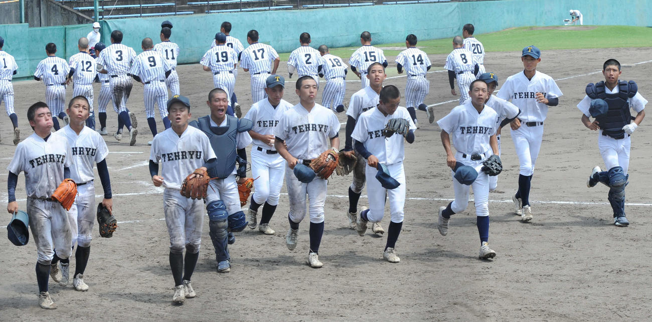 整列を終えてベンチに戻る天竜の選手たち
