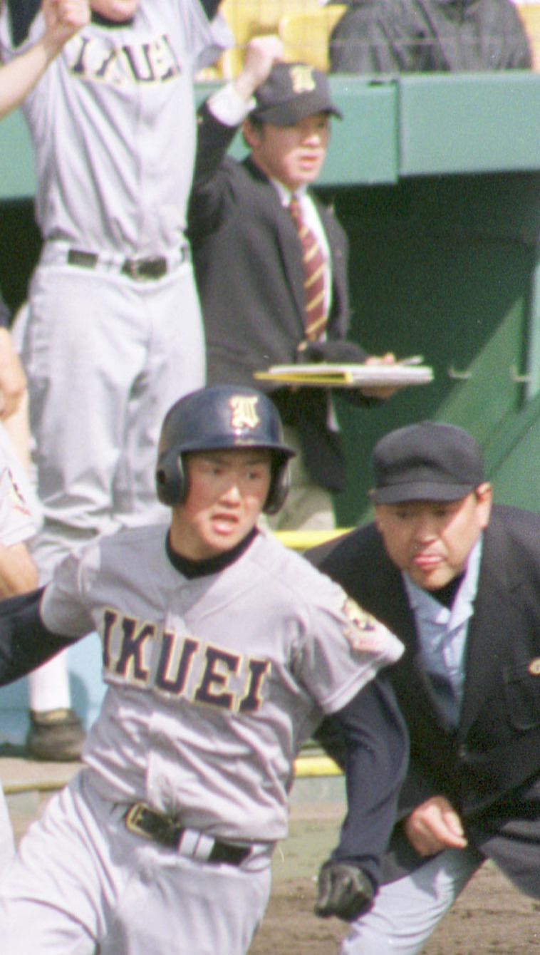 01年4月、菊池（手前）の本塁打をガッツポーズで喜ぶ仙台育英・須江航記録員