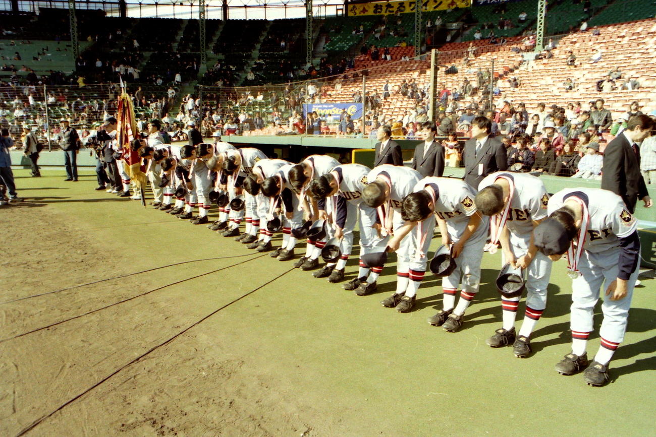 01年4月、準優勝に終わり、グラウンドに一礼する仙台育英ナイン