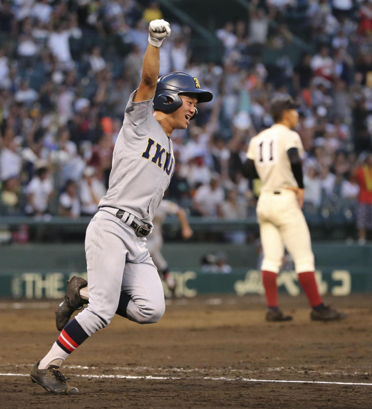 17年、サヨナラの適時二塁打を放ちガッツポーズする仙台育英・馬目。右は大阪桐蔭・柿木